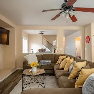 Gorgeous 4 Bedroom House W/ Private Pool Holiday home